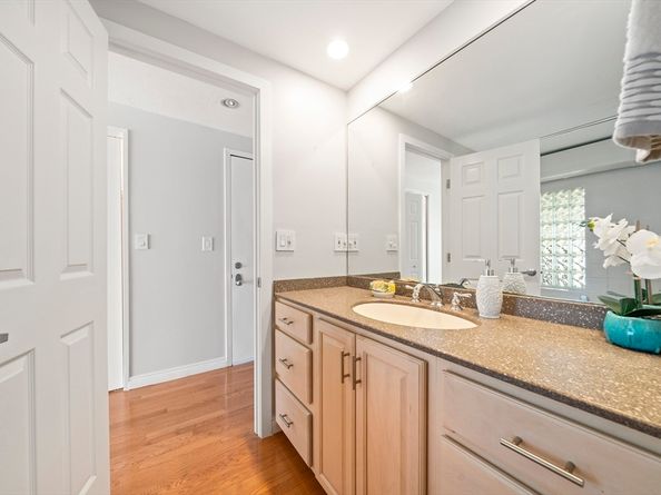 40 Oceanside Dr 40, Hull MA 02045