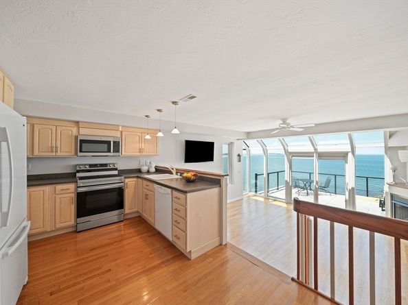40 Oceanside Dr 40, Hull MA 02045