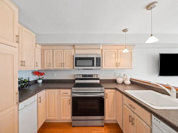 40 Oceanside Dr 40, Hull MA 02045