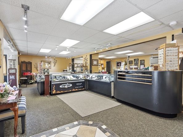 12 Lindell Ave, Leominster MA 01453