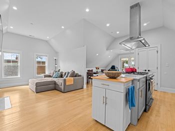 28 Dix St