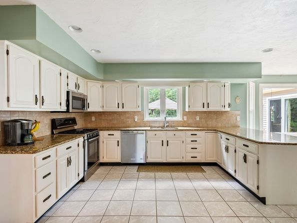 41 High Pines Dr, Kingston MA 02364
