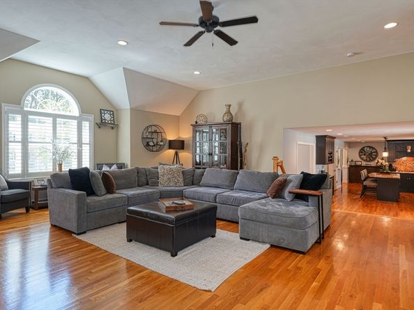 8 Laurie Ln, Burlington MA 01803