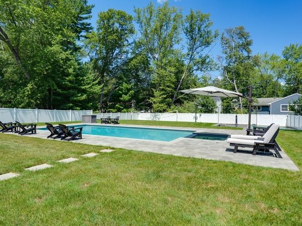 8 Laurie Ln, Burlington MA 01803