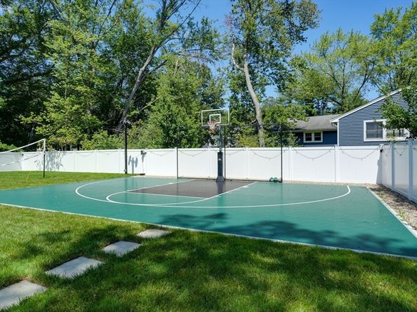 8 Laurie Ln, Burlington MA 01803
