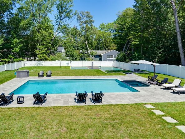8 Laurie Ln, Burlington MA 01803