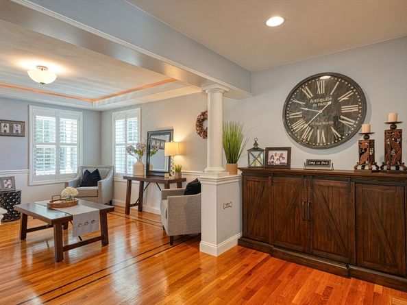 8 Laurie Ln, Burlington MA 01803