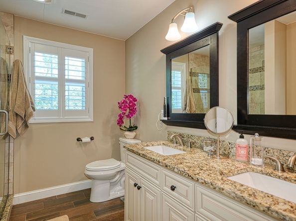 8 Laurie Ln, Burlington MA 01803