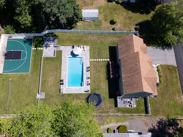 8 Laurie Ln, Burlington MA 01803