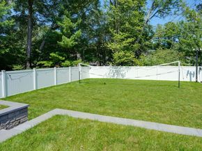 8 Laurie Ln, Burlington MA 01803