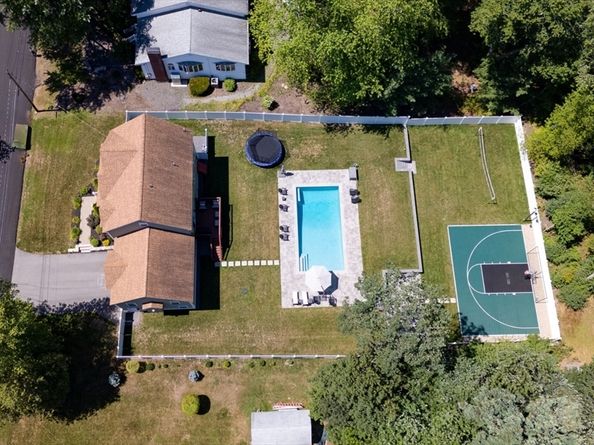 8 Laurie Ln, Burlington MA 01803
