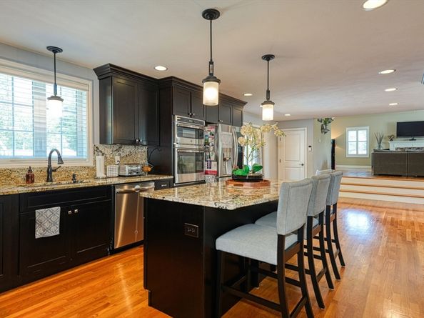 8 Laurie Ln, Burlington MA 01803