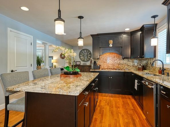 8 Laurie Ln, Burlington MA 01803