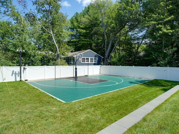 8 Laurie Ln, Burlington MA 01803