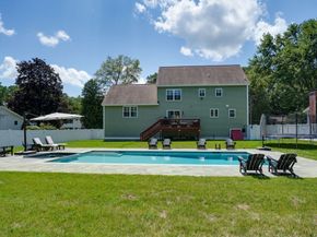 8 Laurie Ln, Burlington MA 01803