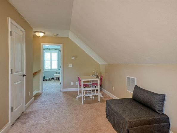 8 Laurie Ln, Burlington MA 01803