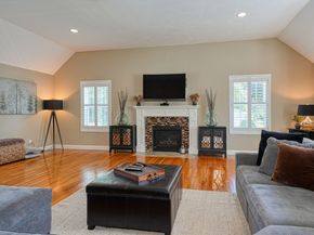 8 Laurie Ln, Burlington MA 01803