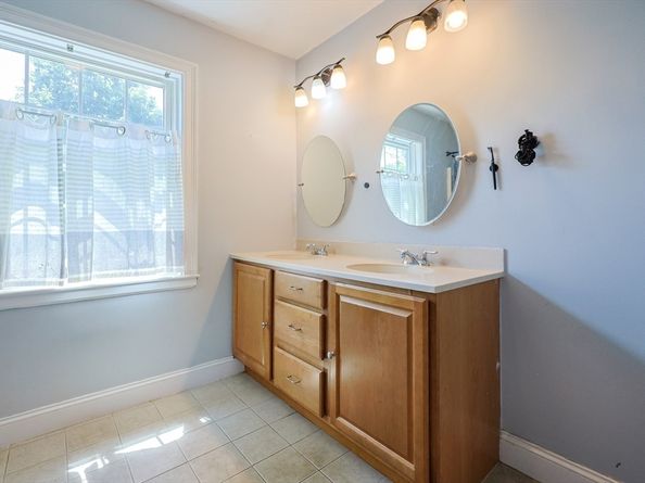 8A Whitins Rd, Sutton MA 01590