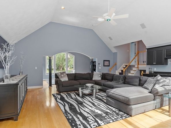 125 Lancaster Rd, North Andover MA 01845