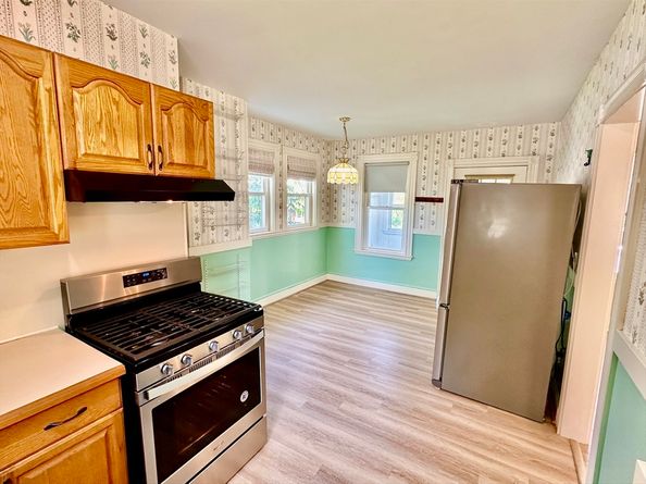 16 1/2 Symonds St, Salem MA 01970