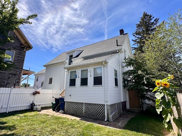 16 1/2 Symonds St, Salem MA 01970