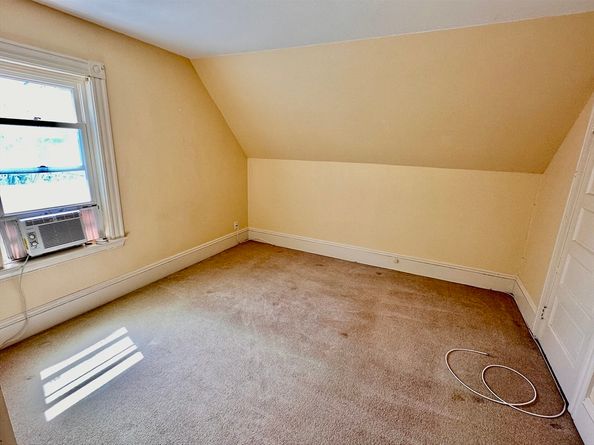 16 1/2 Symonds St, Salem MA 01970