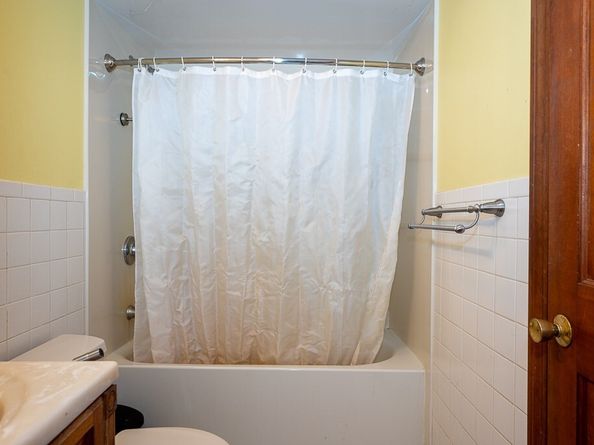 6 Marlboro Dr, Leicester MA 01524