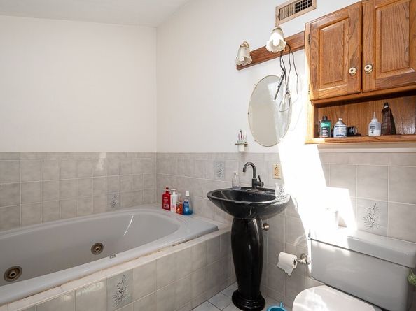 6 Marlboro Dr, Leicester MA 01524