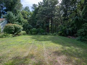 6 Marlboro Dr, Leicester MA 01524