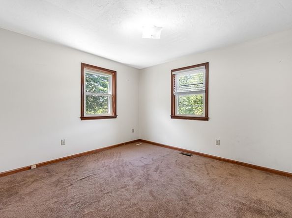 6 Marlboro Dr, Leicester MA 01524