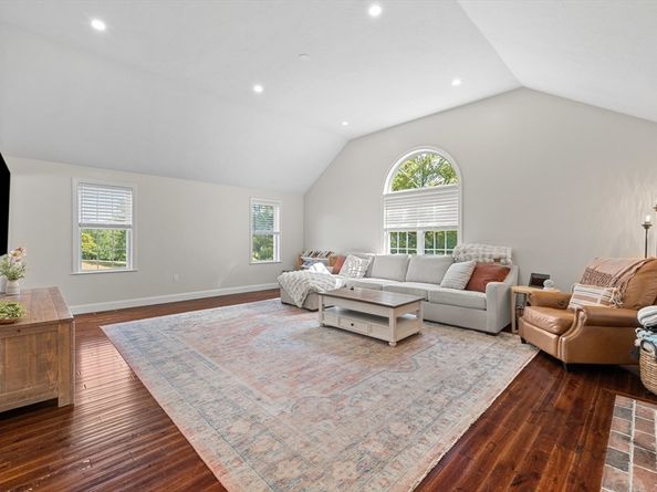 8 Virginia Ave, Sutton MA 01590