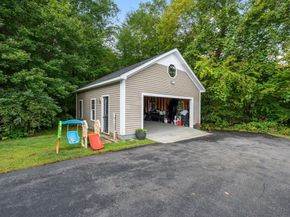 8 Virginia Ave, Sutton MA 01590