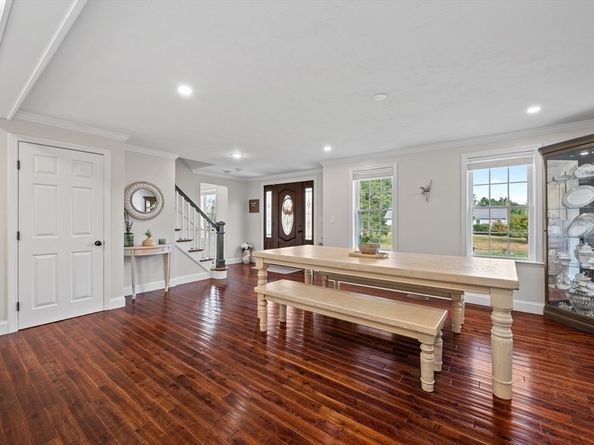 8 Virginia Ave, Sutton MA 01590