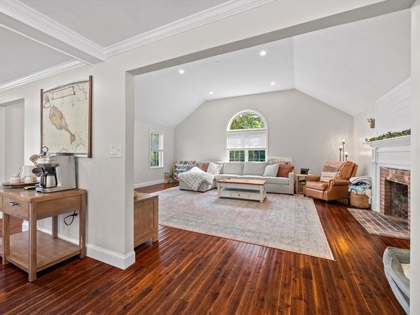 8 Virginia Ave, Sutton MA 01590