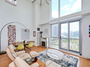 1 Earhart St