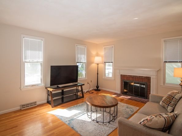 271 Wellman Ave 271, Chelmsford MA 01863