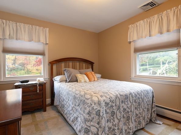 1 Leslie Ln, Sturbridge MA 01566