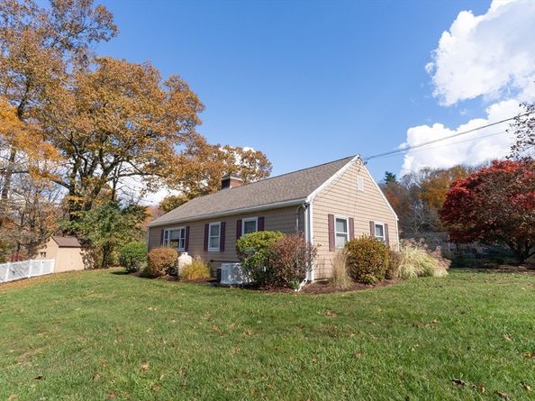 1 Leslie Ln, Sturbridge MA 01566