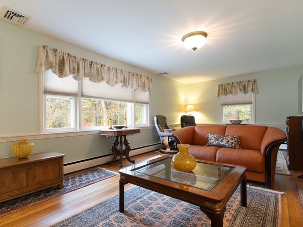 1 Leslie Ln, Sturbridge MA 01566