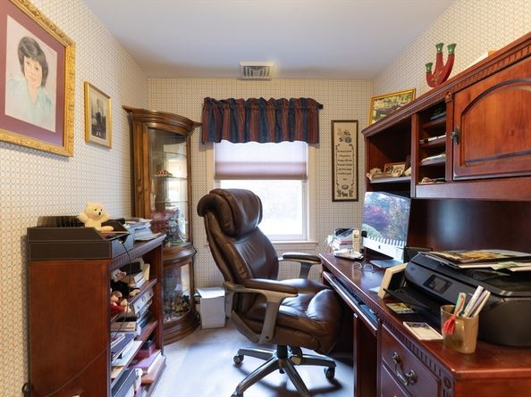 1 Leslie Ln, Sturbridge MA 01566