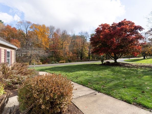 1 Leslie Ln, Sturbridge MA 01566