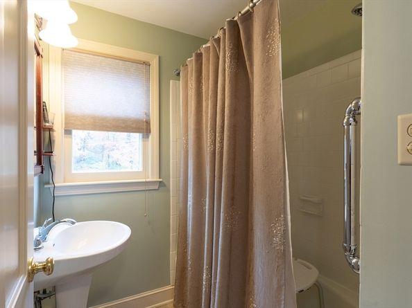 1 Leslie Ln, Sturbridge MA 01566