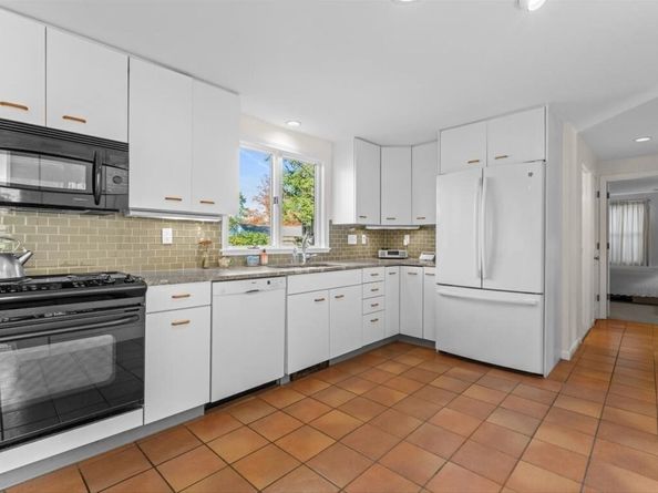 8 Flynn St, Natick MA 01760