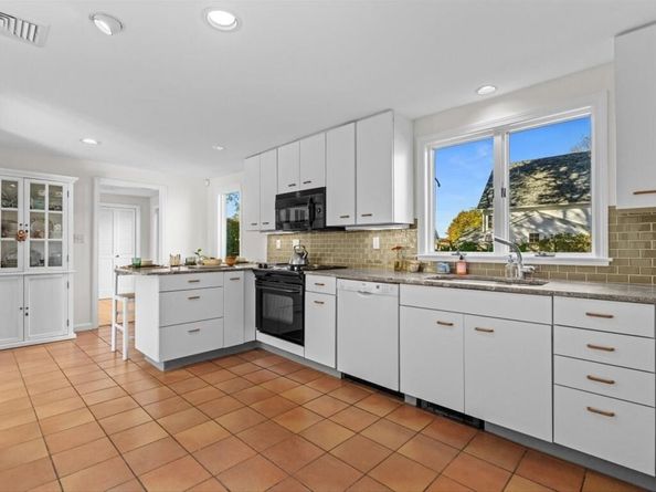 8 Flynn St, Natick MA 01760