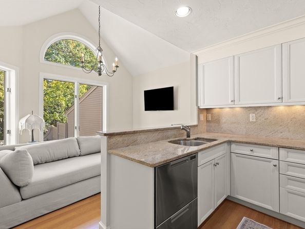 7 Wainwright Rd 29, Winchester MA 01890