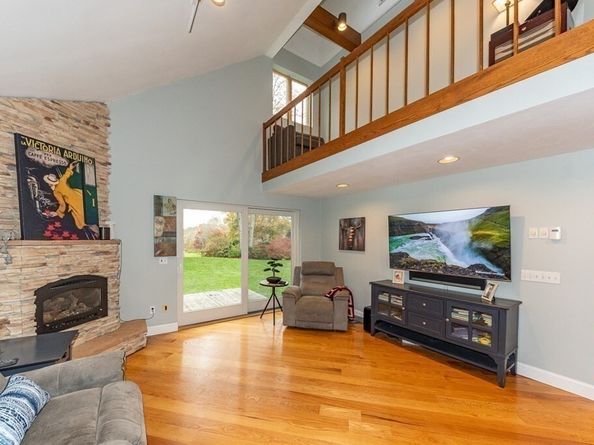 6 Leonard St, Lakeville MA 02347