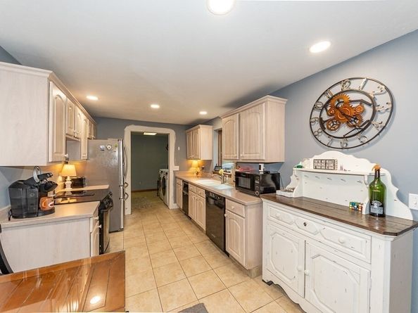 6 Leonard St, Lakeville MA 02347