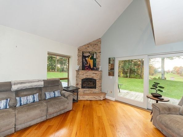 6 Leonard St, Lakeville MA 02347