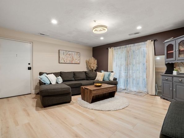 8 Kingswood Dr D5, Abington MA 02351