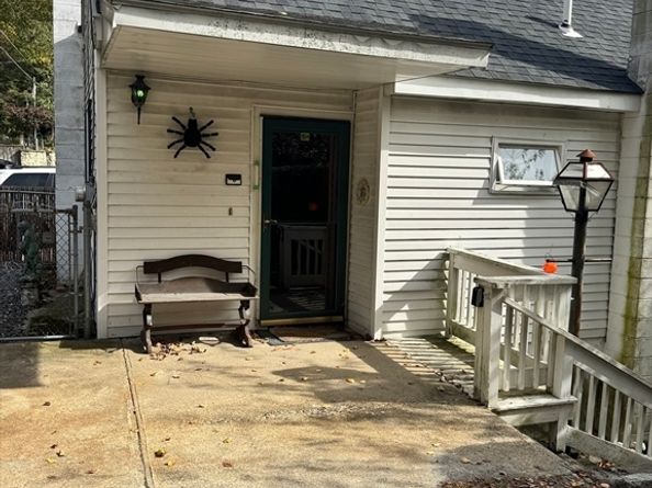 22 Lakeshore Dr, Wayland MA 01778